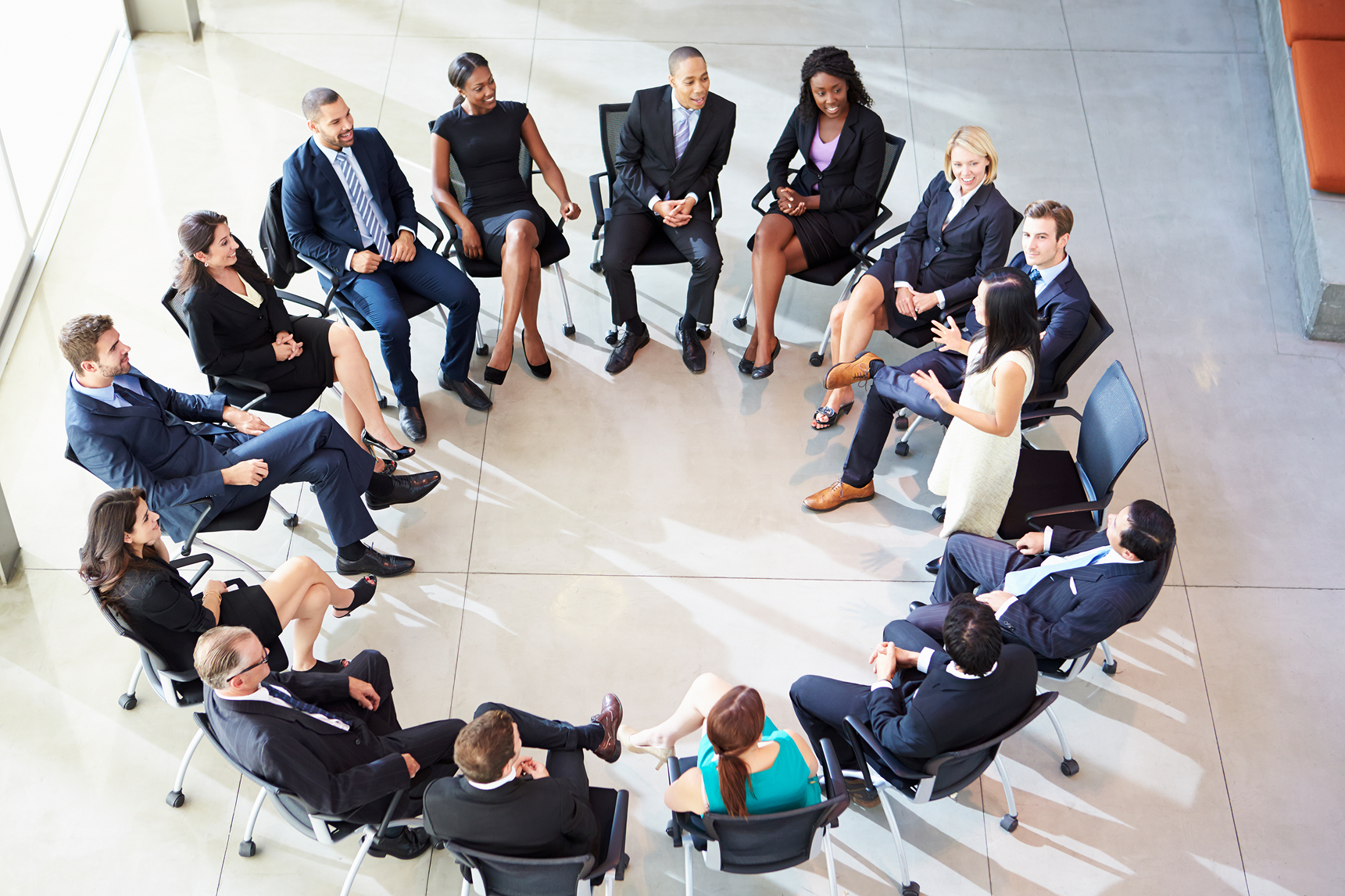 Foto — equipe reunida em roda de conversa
